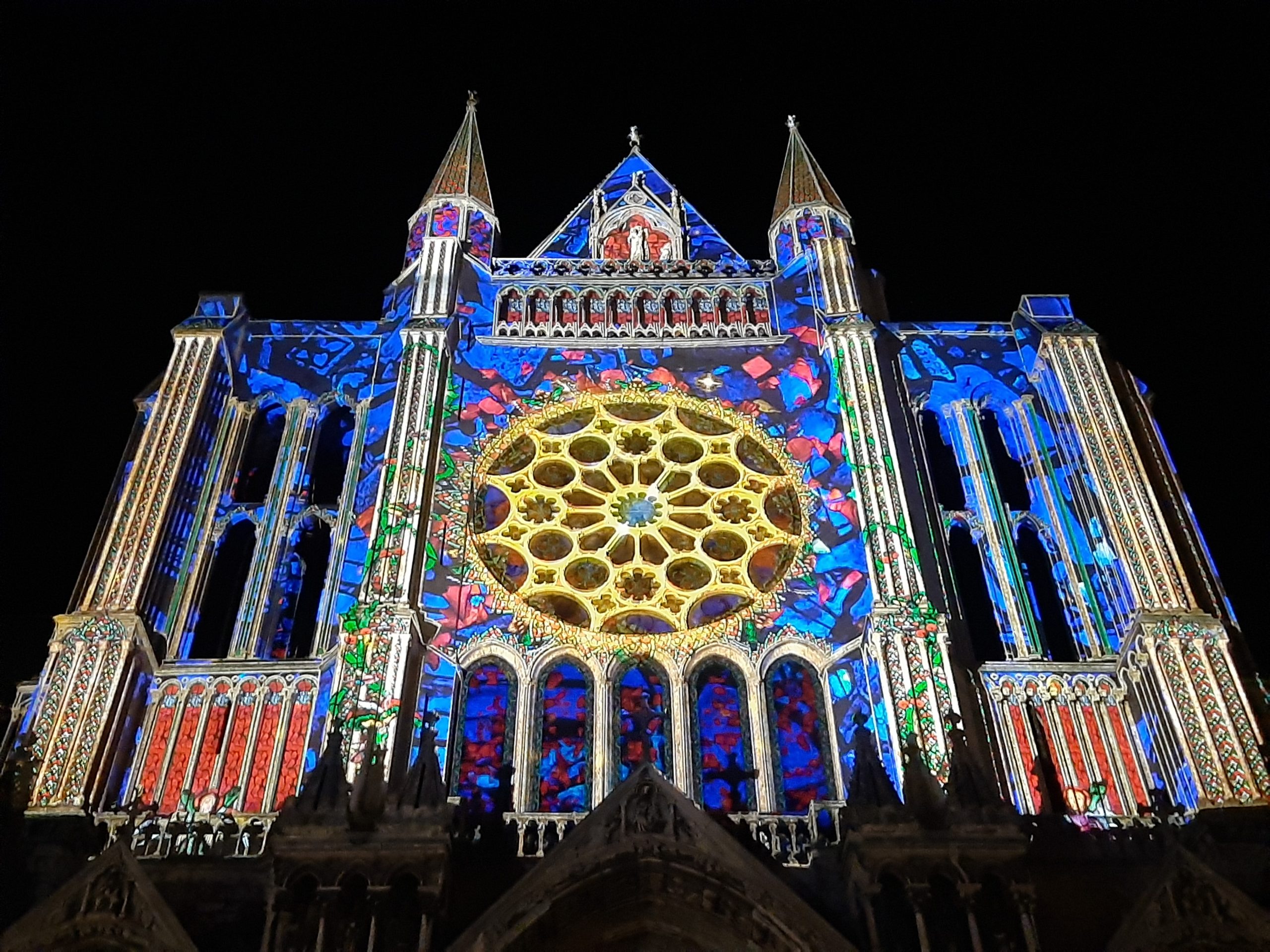 Bild: Lichtinstallation auf der Kathedrale in Chartres