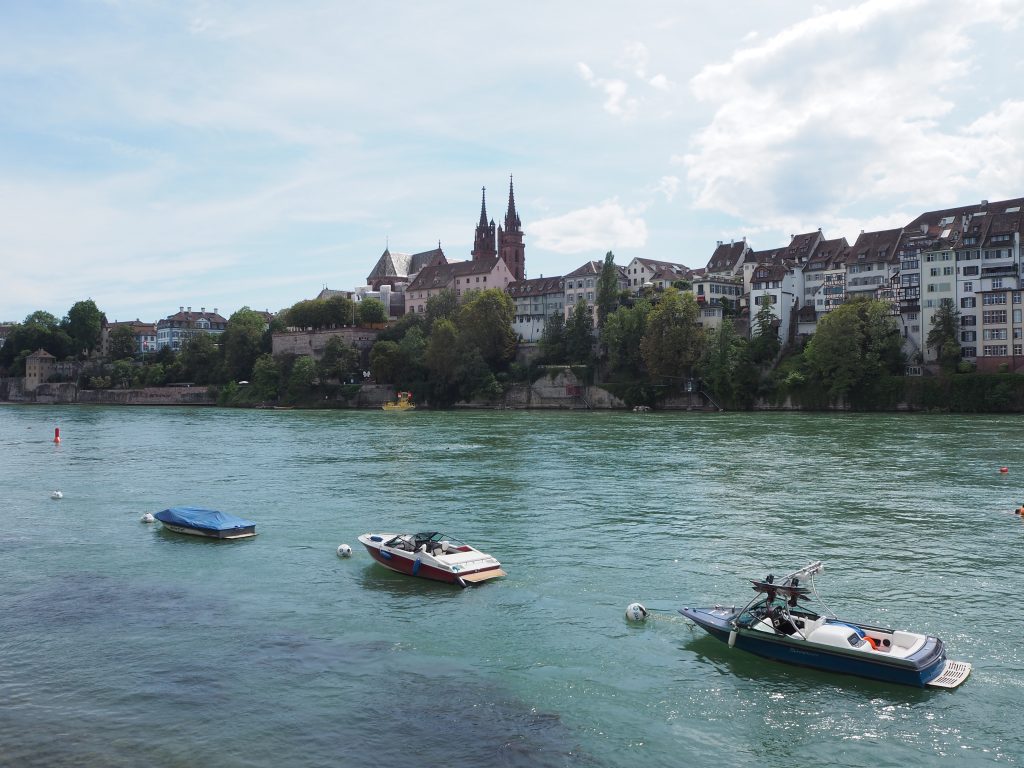 Panorama von Basel mit dem Rhein im Vordergrund