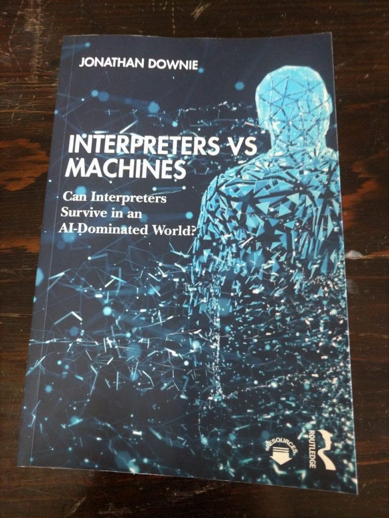Eine Fotografie des Buches "Interpreters vs. Machines" von Jonathan Downie zum Thema maschinelles Dolmetschen