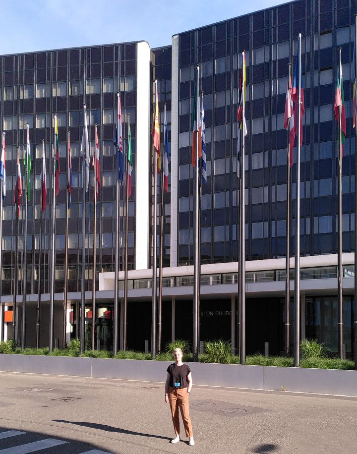 Die Dolmetscherin vor einem der Gebäude des Europäischen Parlaments