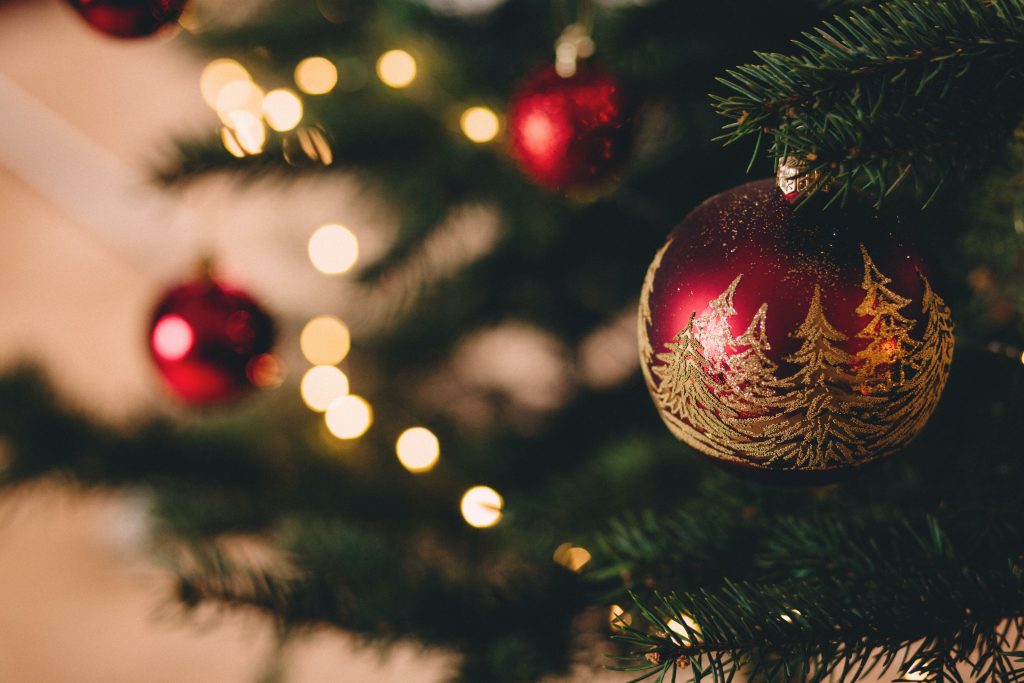 Ein besonderes Dolmetschjahr geht zu Ende - Foto eines Weihnachtsbaumzweiges mit Kugeln und Lichterkette